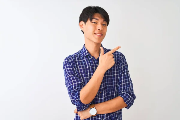 Joven Hombre Chino Con Camisa Azul Casual Pie Sobre Fondo —  Fotos de Stock