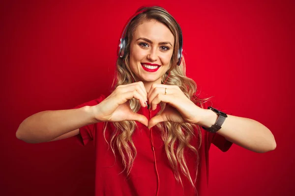 Mujer Hermosa Joven Con Auriculares Sobre Fondo Rojo Aislado Sonriendo — Foto de Stock