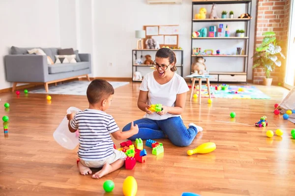 Schöne Lehrerin Und Kleinkind Spielen Mit Bauklötzen Bauturm Kindergarten — Stockfoto