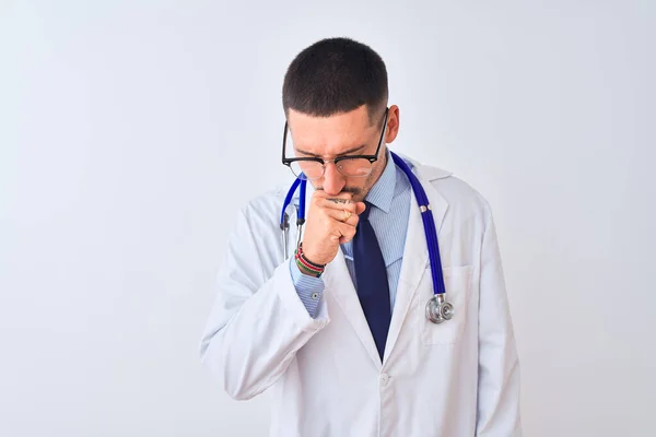 年轻医生 戴听诊器 背景感不适 咳嗽是感冒或支气管炎的症状 保健概念 — 图库照片
