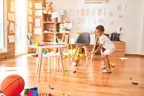 Vacker Afrikansk Amerikansk Småbarn Leker Med Häst Leksak Med Stick — Stockfoto