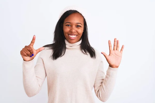 Mulher Americana Africana Bonita Jovem Vestindo Suéter Gola Alta Chapéu — Fotografia de Stock