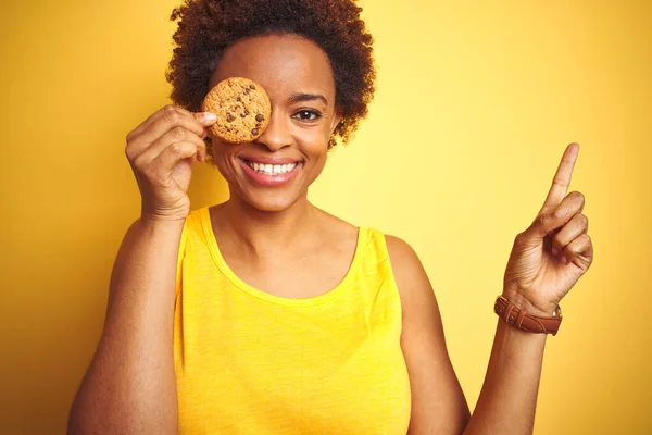 노란색 초콜릿 쿠키를 아프리카 미국인 여성은 손가락으로 가리키는 행복하게 합니다 — 스톡 사진