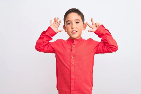 美しい子供の男の子を身に着けているエレガントな赤いシャツの上に立って孤立した白い背景を示すと指の番号8で指摘しながら 自信と幸せ — ストック写真