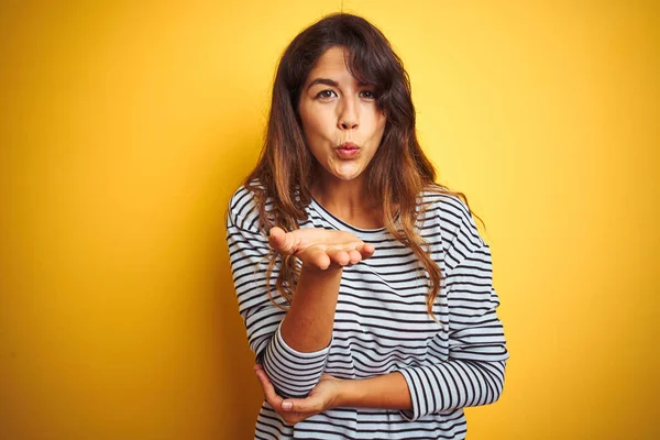 Ung Vacker Kvinna Bär Ränder Shirt Stående Över Gul Isolerad — Stockfoto