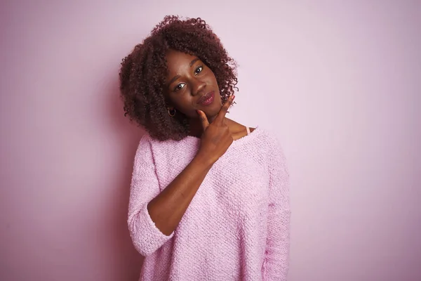 Jonge Afrikaanse Vrouw Draagt Een Trui Die Een Geïsoleerde Roze — Stockfoto