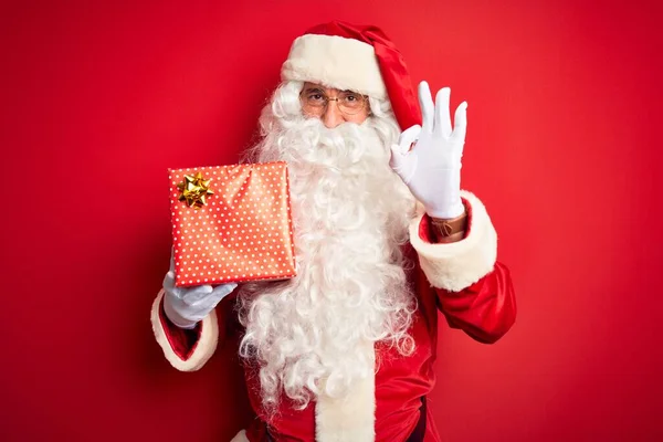 Homem Meia Idade Vestindo Traje Papai Noel Segurando Presente Sobre — Fotografia de Stock