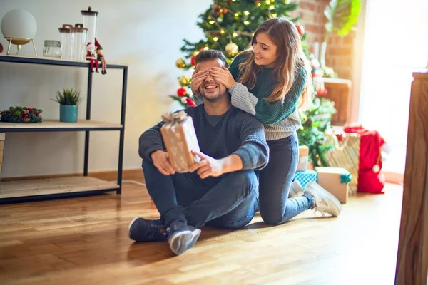 Jovem Casal Bonito Sorrindo Feliz Confiante Mulher Cobrindo Olhos Homem — Fotografia de Stock