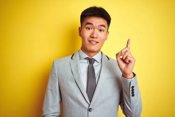 Čínský Obchodník Oblečkem Vázanými Prsty Stojící Nad Izolovaným Žlutým Pozadím — Stock fotografie