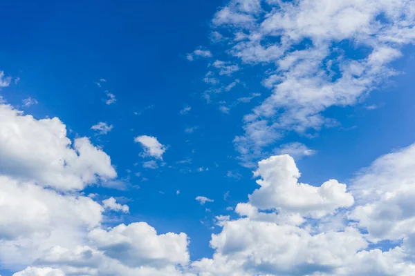 Ciel bleu par une journée ensoleillée avec des nuages duveteux — Photo