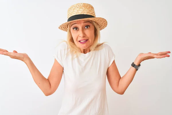 Middelbare Leeftijd Vrouw Dragen Casual Shirt Hoed Staan Geïsoleerde Witte — Stockfoto