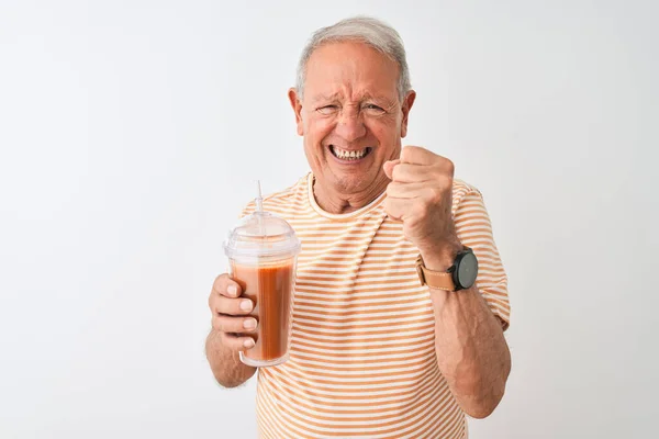 Starší Muž Pruhovaném Tričku Pije Rajčatový Koktejl Přes Izolované Bílé — Stock fotografie