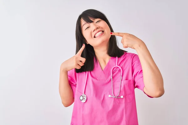 Mladá Krásná Čínská Ošetřovatelka Nosí Stetoskop Přes Izolované Bílé Pozadí — Stock fotografie