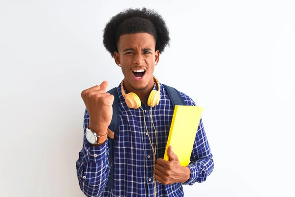 Afroamerikansk Student Man Bär Hörlurar Ryggsäck Över Isolerade Vit Bakgrund — Stockfoto
