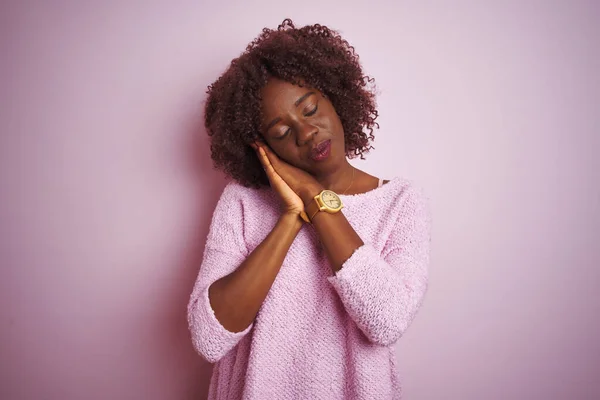 Молодая Африканская Афро Женщина Свитере Стоит Изолированном Розовом Фоне Спит — стоковое фото