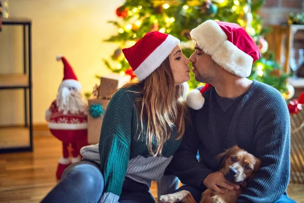 Young Beautiful Couple Smiling Happy Confident Sitting Floor Wearing Santa — Stock Photo, Image