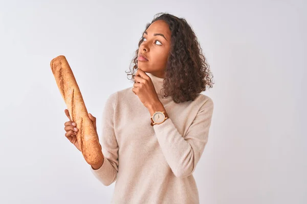 Genç Brezilyalı Fırıncı Kadın Elinde Ekmek Tutarken Izole Edilmiş Beyaz — Stok fotoğraf