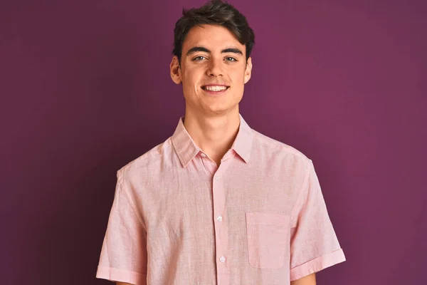 Niño Adolescente Con Camisa Rosa Pie Sobre Fondo Aislado Púrpura — Foto de Stock