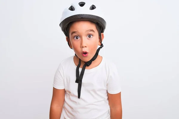 Menino Bonito Usando Capacete Segurança Bicicleta Sobre Fundo Branco Isolado — Fotografia de Stock