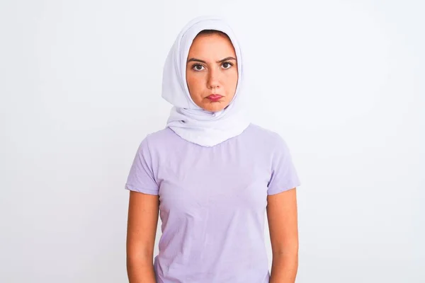 Ung Vacker Arabiskt Flicka Bär Hijab Stående Över Isolerade Vit — Stockfoto