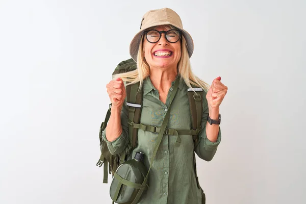 Wanderin Mittleren Alters Mit Rucksackmütze Kantinenbrille Über Isoliertem Weißem Hintergrund — Stockfoto