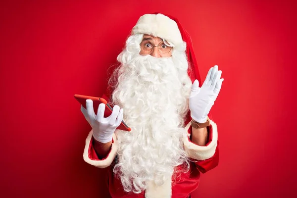 Muž Středního Věku Sobě Santa Claus Kostým Pomocí Tabletu Přes — Stock fotografie