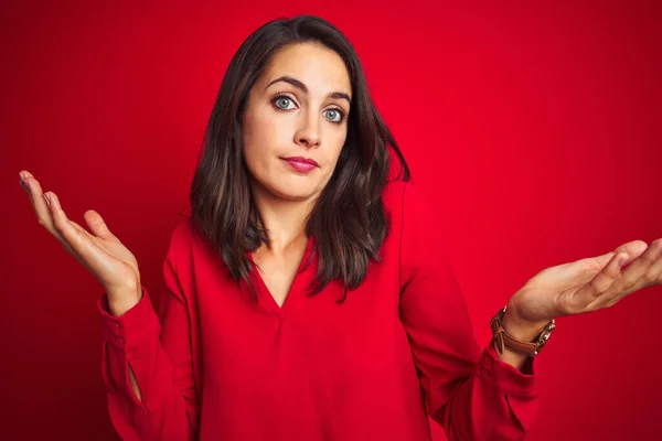 Giovane Bella Donna Che Indossa Camicia Piedi Sopra Sfondo Rosso — Foto Stock