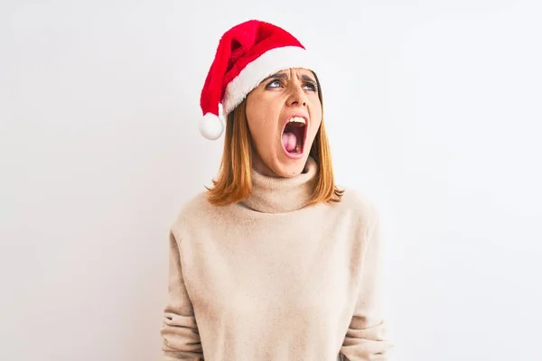 Красивая Рыжая Женщина Рождественской Шляпе Изолированном Фоне Злая Безумная Кричащая — стоковое фото