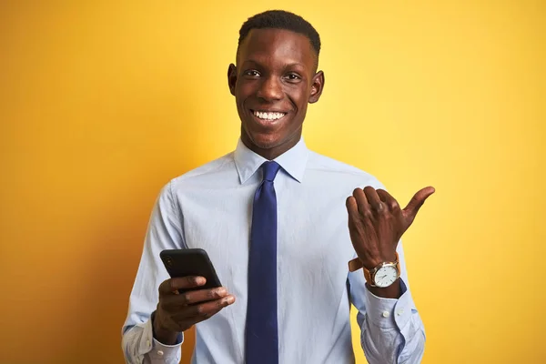 Hombre Negocios Afroamericano Usando Teléfono Inteligente Parado Sobre Fondo Amarillo —  Fotos de Stock