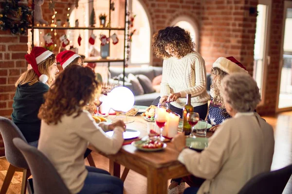 Mooie Groep Vrouwen Die Blij Zelfverzekerd Glimlachen Carving Geroosterde Kalkoen — Stockfoto