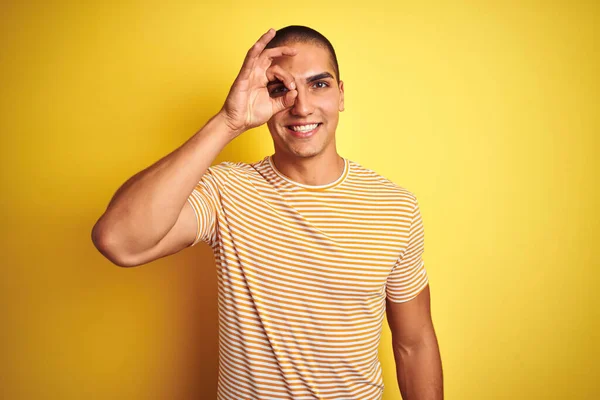 Jonge Knappe Man Dragen Gestreepte Shirt Gele Geïsoleerde Achtergrond Doen — Stockfoto