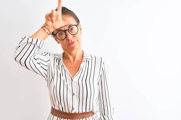 Medelålders Affärskvinna Bär Randig Klänning Och Glasögon Över Isolerad Vit — Stockfoto