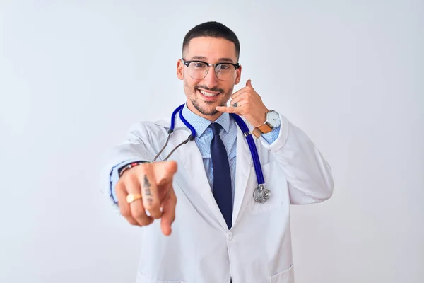 Młody Lekarz Noszący Stetoskop Odosobnionym Tle Uśmiechający Się Rozmawiający Przez — Zdjęcie stockowe