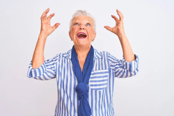Starsza Siwowłosa Kobieta Ubrana Niebieską Koszulę Paski Stojąca Białym Tle — Zdjęcie stockowe