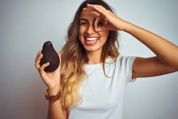 Ung Vacker Kvinna Äter Avokado Över Grå Isolerad Bakgrund Med — Stockfoto