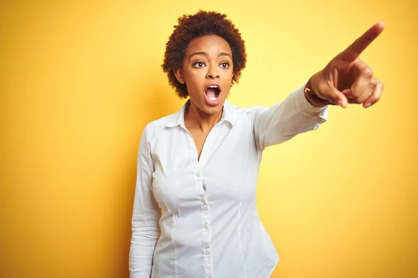 Afrykański Amerykański Biznes Kobieta Odizolowanym Żółtym Tle Wskazując Palcem Zaskoczony — Zdjęcie stockowe
