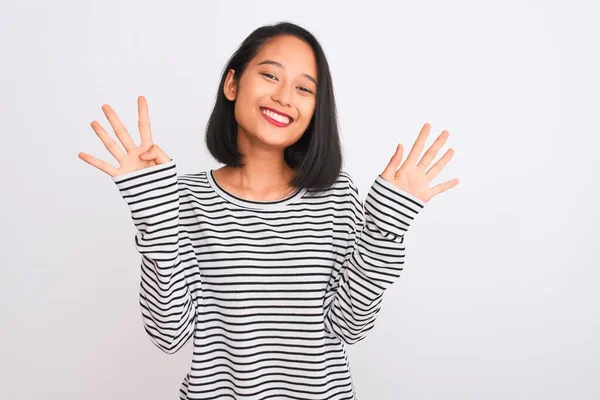 Joven Mujer China Con Camiseta Rayas Pie Sobre Fondo Blanco — Foto de Stock