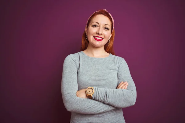 Hermosa Mujer Pelirroja Vistiendo Camiseta Gris Diadema Sobre Fondo Púrpura —  Fotos de Stock