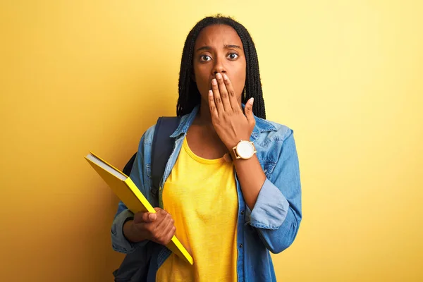 Africano Americano Estudante Mulher Vestindo Mochila Livro Sobre Isolado Amarelo — Fotografia de Stock