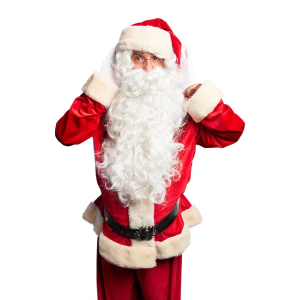 中年英俊男子 身穿圣诞老人服装 蓄着胡子 站在那里试图听到两只手对著耳朵的手势 好奇地流言蜚语 听力问题 — 图库照片