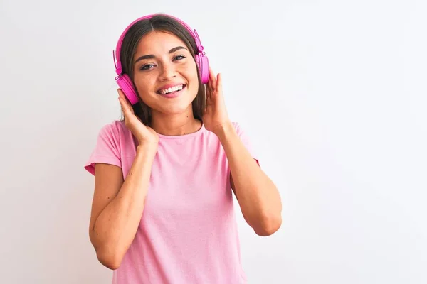 Wanita Cantik Muda Yang Mendengarkan Musik Menggunakan Headphone Melalui Latar — Stok Foto