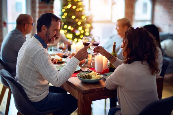 Семья Друзья Ужинают Дома Канун Рождества Традиционной Едой Украшением Сидят — стоковое фото