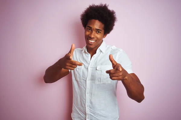 Ung Amerikansk Man Med Afro Hår Bär Vit Skjorta Står — Stockfoto