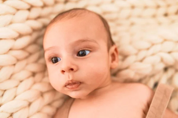 自宅のソファの上に毛布の上に寝そべっている愛らしい赤ちゃん 新生児のリラックスと休息快適な — ストック写真