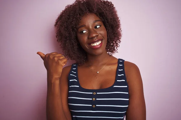 Jonge Afrikaanse Vrouw Met Gestreept Shirt Geïsoleerde Roze Achtergrond Lachend — Stockfoto