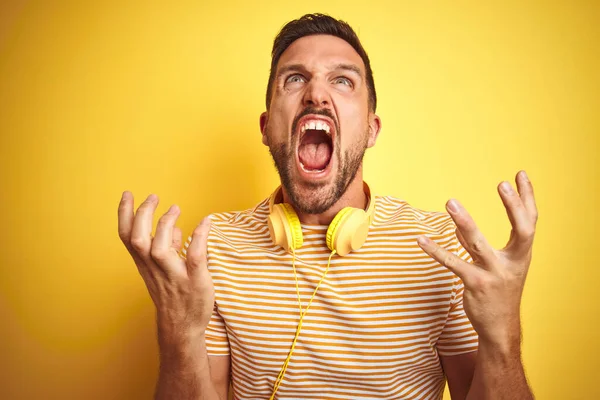 Homem Bonito Jovem Usando Fones Ouvido Ouvindo Música Sobre Fundo — Fotografia de Stock