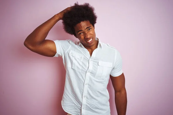 Junger Amerikanischer Mann Mit Afro Haaren Und Weißem Hemd Der — Stockfoto