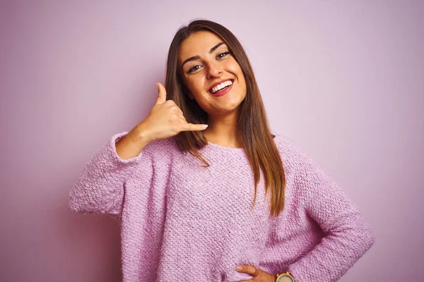 Mujer Hermosa Joven Con Suéter Casual Pie Sobre Fondo Rosa —  Fotos de Stock
