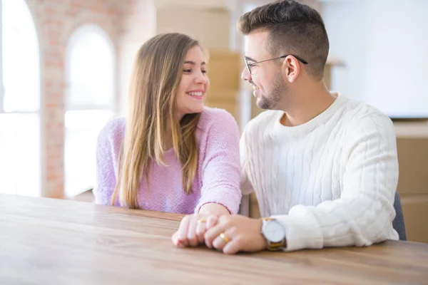 Unga glada par leende glad visar vigselring, celebr — Stockfoto