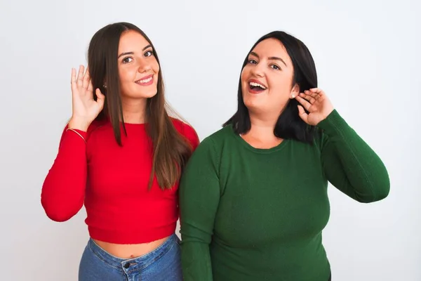 Junge Schöne Frauen Lässiger Kleidung Die Vor Isoliertem Weißen Hintergrund — Stockfoto